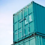 Вторая жизнь железных гигантов: как портовая тара стала главным трендом современной жизни