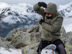 Softshell чи Hardshell: яка куртка справді врятує на позиції від вітру й дощу