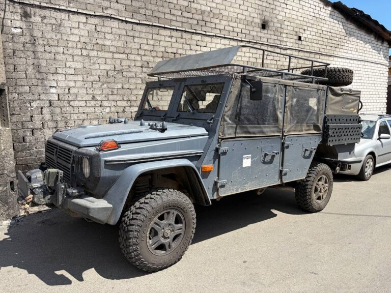 Знайдено в Києві: покинутий рідкісний Mercedes G-Wagen – потенційна військова машина.