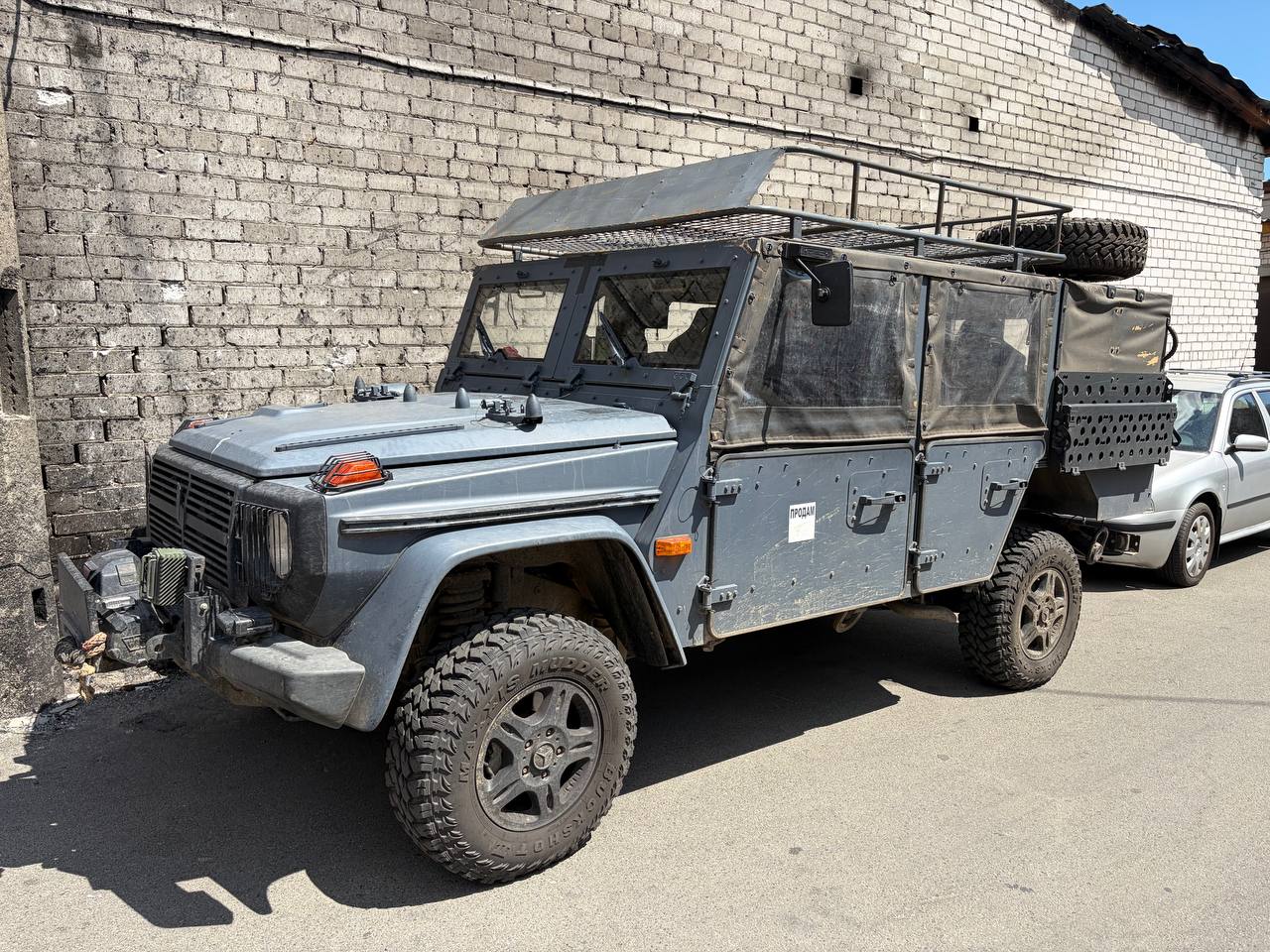 Знайдено в Києві: покинутий рідкісний Mercedes G-Wagen - потенційна військова машина.