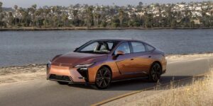 Lexus ES: японський преміум, доступний в Україні! Електроседан до 50 тис. доларів.