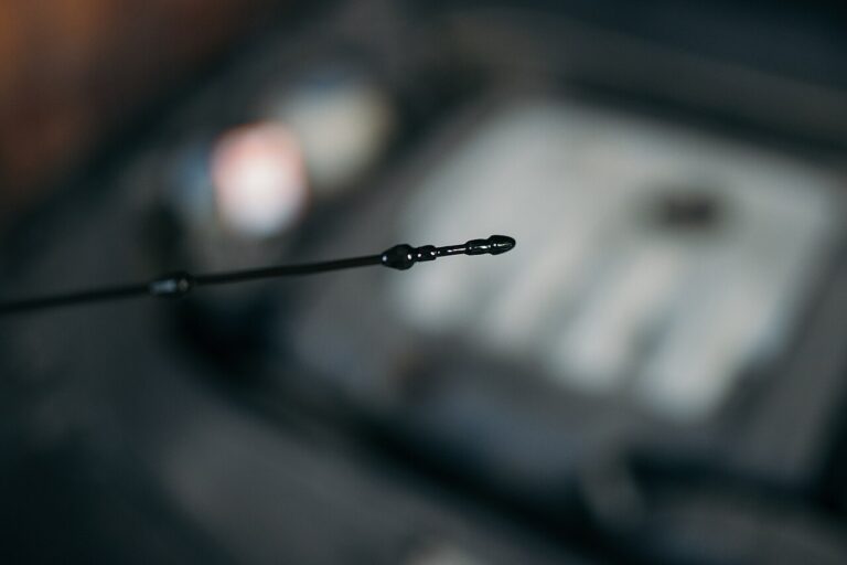 Своєчасний догляд під капотом: перевірка тех. рідин авто для економії на ремонті