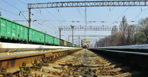 Укрзалізниця змінює маршрути поїздів через російські удари по Києву та області.