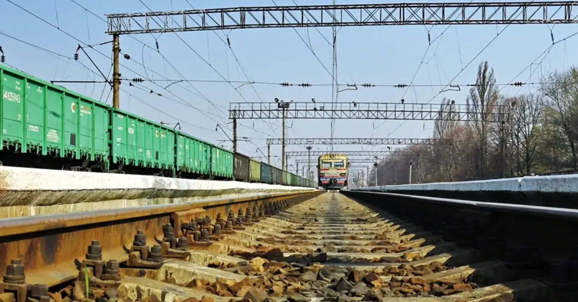 Укрзалізниця змінює маршрути поїздів через російські удари по Києву та області.