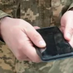 Коммандир може забрати телефон у бійця чи ні: розбираємо правила