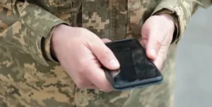 Коммандир може забрати телефон у бійця чи ні: розбираємо правила