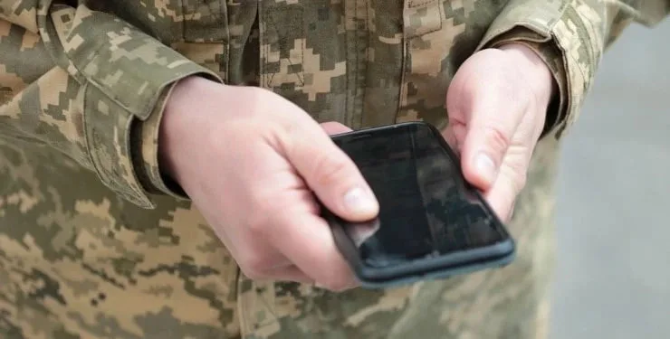 Коммандир може забрати телефон у бійця чи ні: розбираємо правила