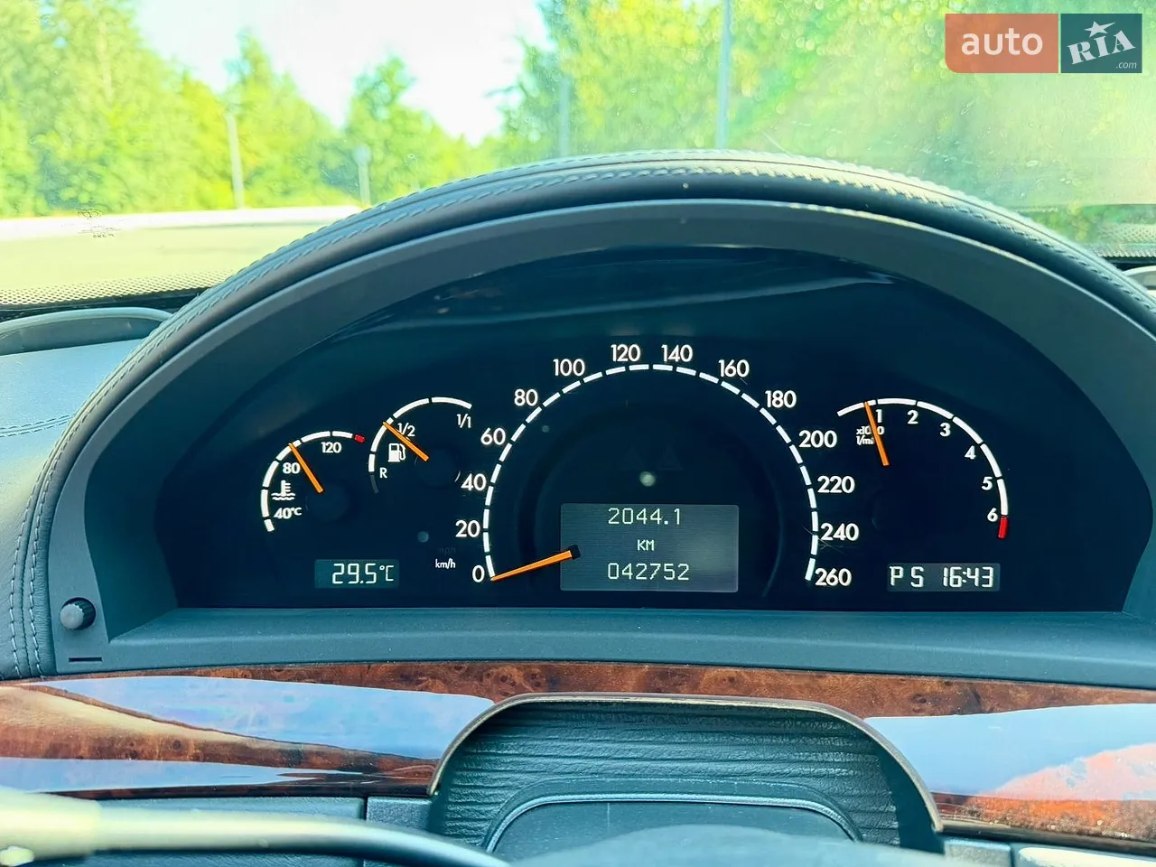 Київ пропонує унікальний броньований Mercedes-Benz S-Class W220 з мінімальним пробігом