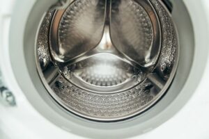 Експерт розкрив секрет швидкого прання: як прати одяг за мінімум часу