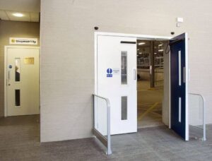 Пожежна безпека СТО та автосервісів: які протипожежні двері та ворота потрібні і де